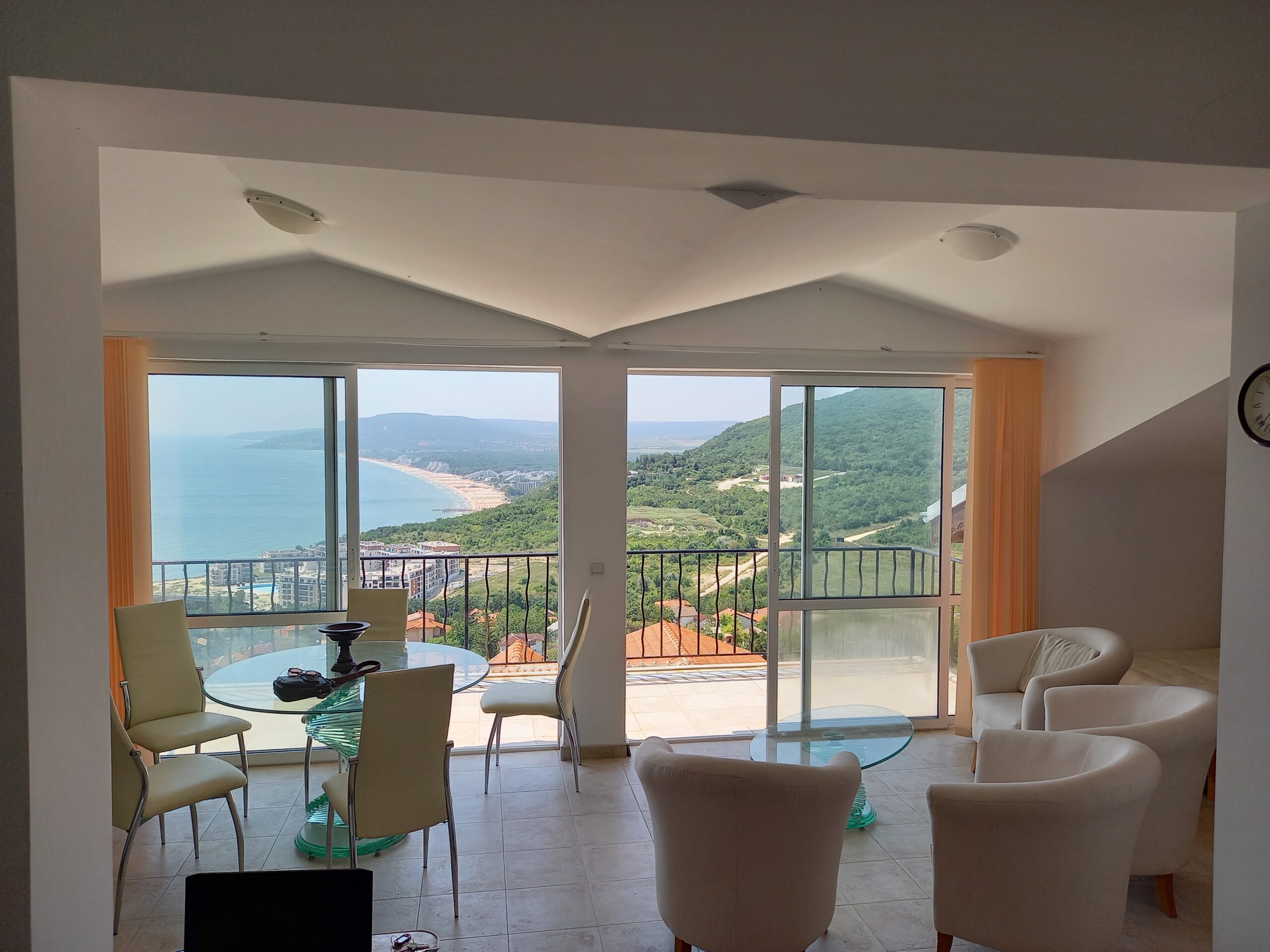 Studio with en-suite overlooking the sea and albena bay